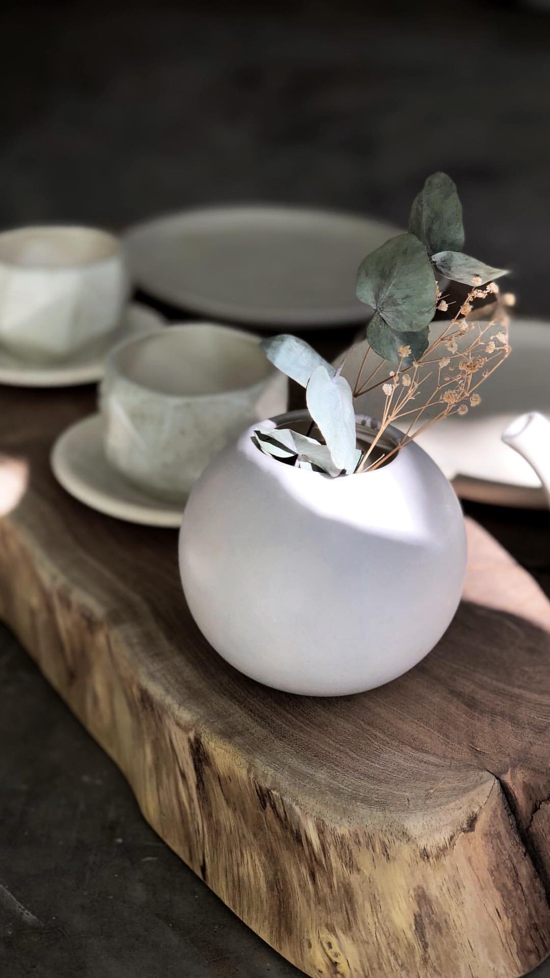 florero bola morado bebé/blanco hueso