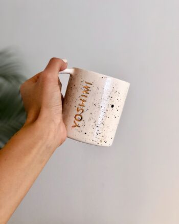 taza cilindro con asa con nombre grabado a mano + oro 24K - kanso/kanso