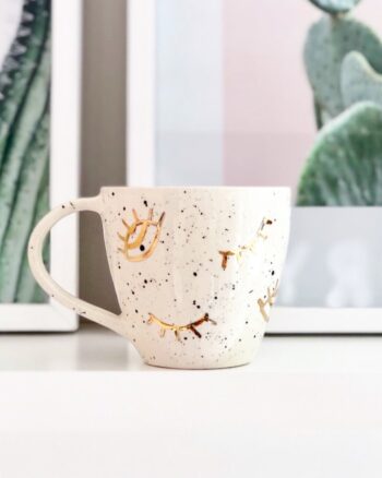 taza latte ojos