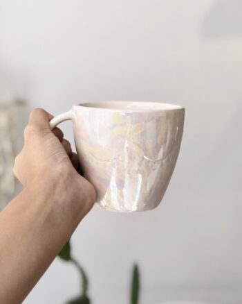 Taza latte ojos cerrados tornasol