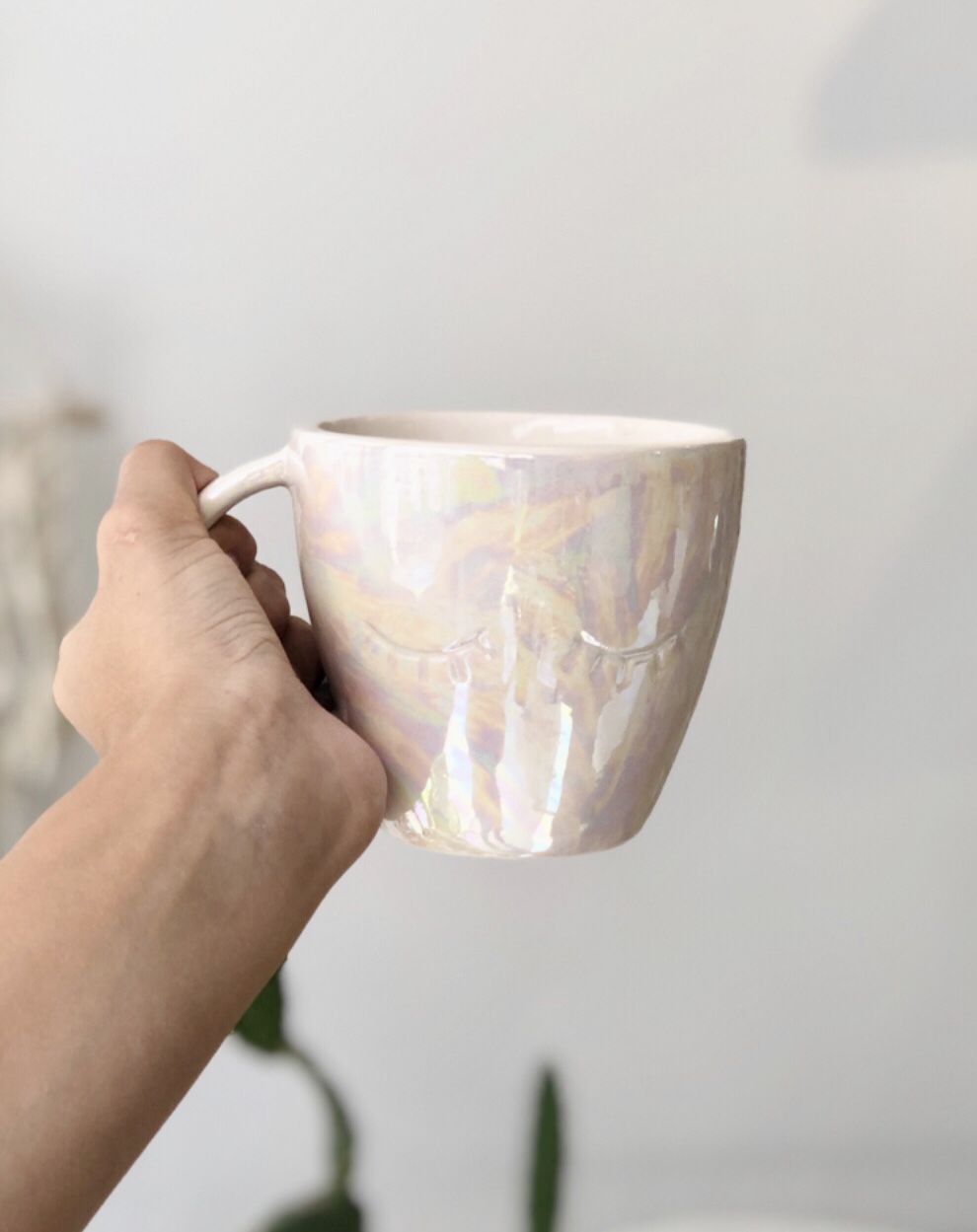 Taza latte ojos cerrados tornasol